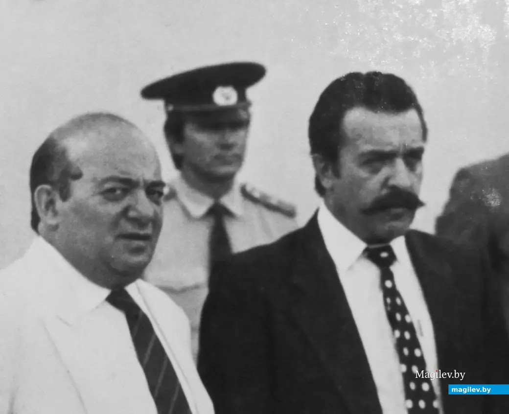 1989 год, Могилев, стадион «Спартак». Перед концертом Вилли Токарева (слева – его импресарио).