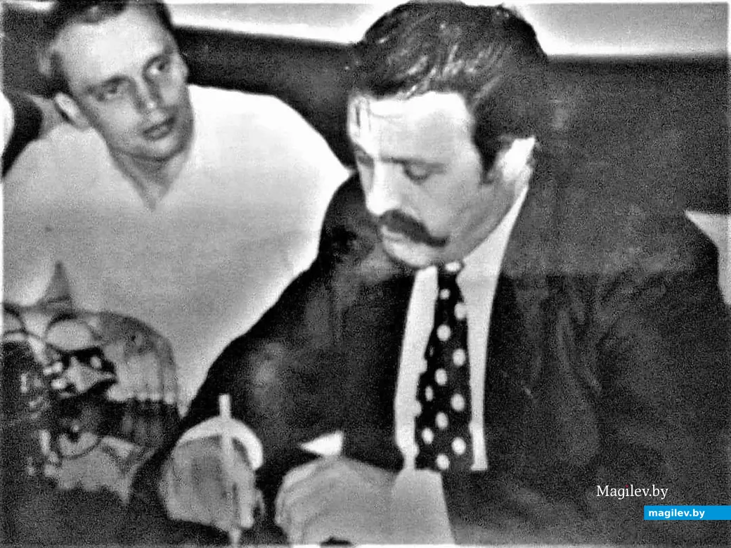 1989 год, Могилев, одноименная гостиница. Анатолий Шпильков внимательно слушает Вилли Токарева, который обладал и неплохими способностями рассказчика.