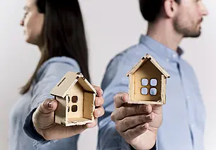 Один из наследников не хочет продавать 1/3 дома... Можно ли заставить?