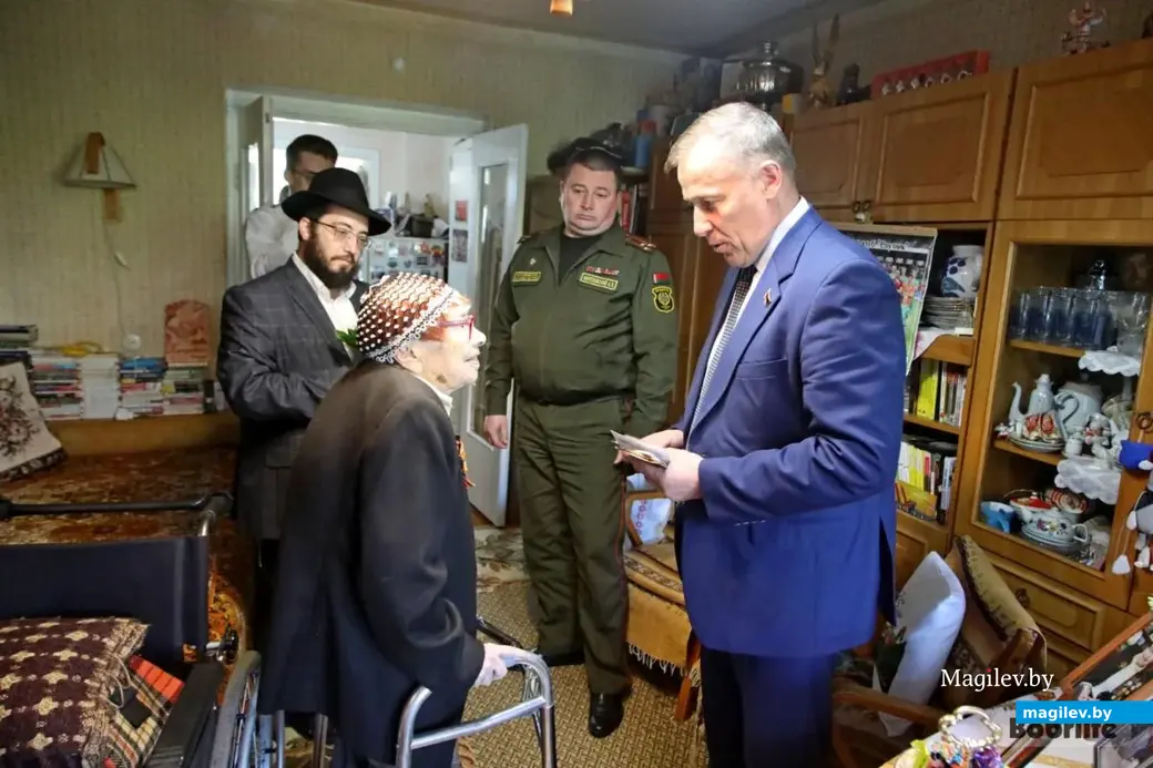 2024 год. Евгения Блувол принимает поздравления с 9 Мая. Фото Александра Анташкевича, bobrlife.by.