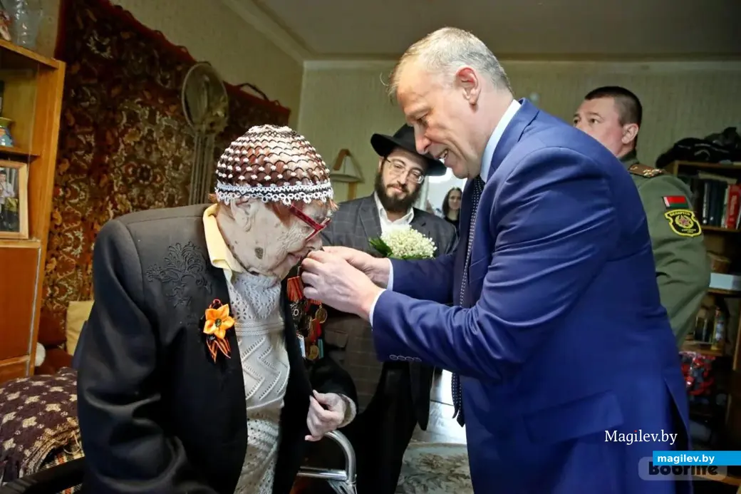 2024 год. Евгения Блувол принимает поздравления с 9 Мая. Фото Александра Анташкевича, bobrlife.by.