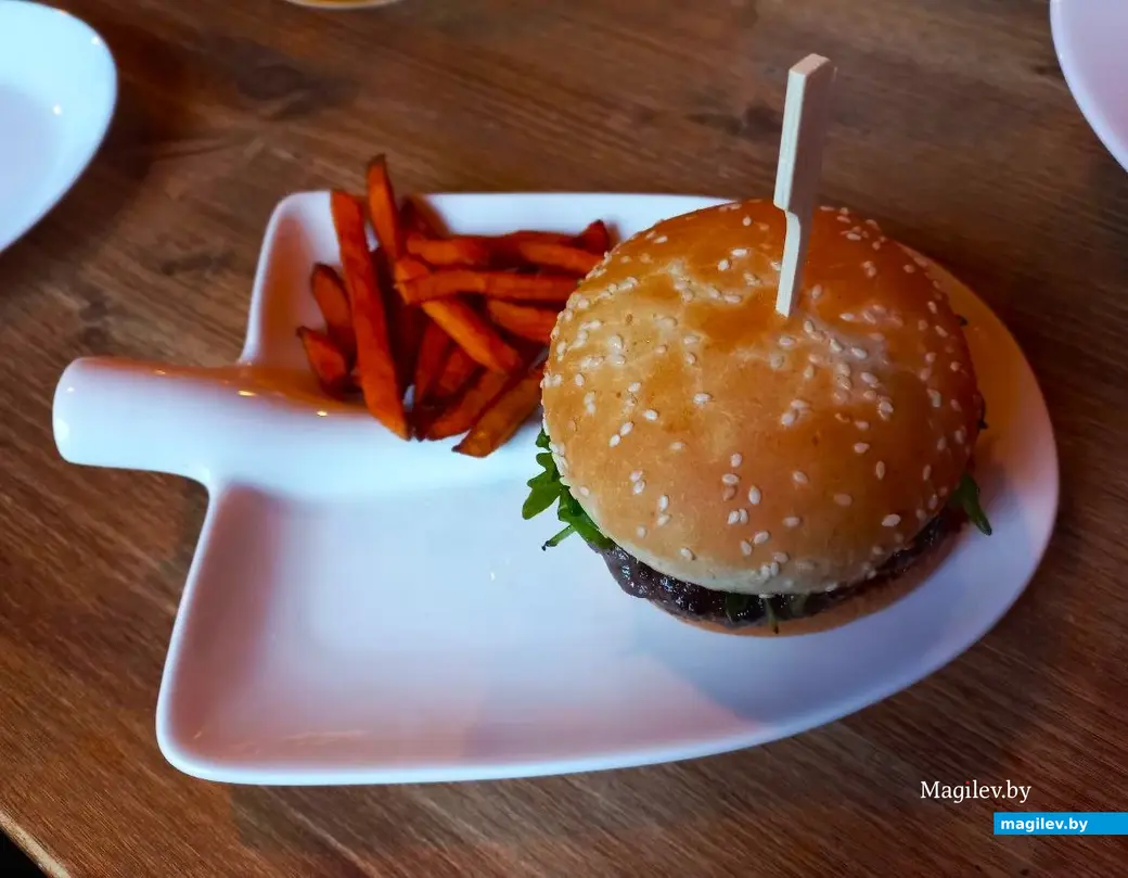 17.11.2024, Могилев, кафе «Депо». Бургер по-средиземноморски «Сицилия».