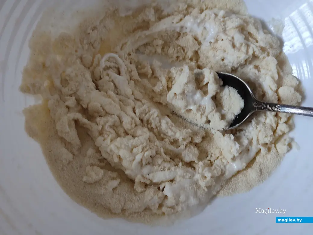 Ждем, пока манка набухнет.