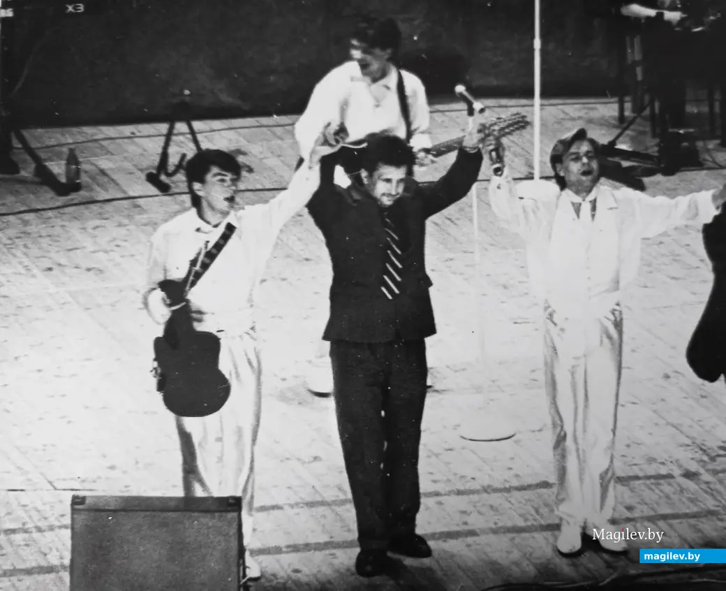 1993 год, Могилев, ДК «Химволокно». Между Политовым и Левкиным: на поклон зрителям.