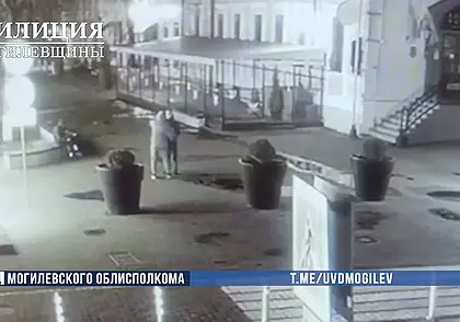 В Могилеве мужчину ночью ограбил собеседник: ударил и выхватил мобильный телефон