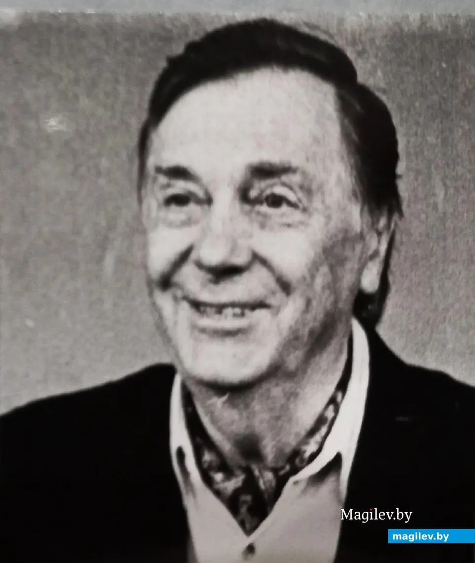 1999 год, Могилев, кинотеатр ««Чырвоная Зорка». Во время встречи с Народным артистом РСФСР, Лауреатом Государственной премии Российской Федерации Анатолием Кузнецовым.