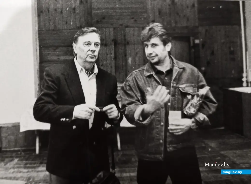 1999 год, Могилев, кинотеатр ««Чырвоная Зорка». Во время встречи с Народным артистом РСФСР, Лауреатом Государственной премии Российской Федерации Анатолием Кузнецовым.