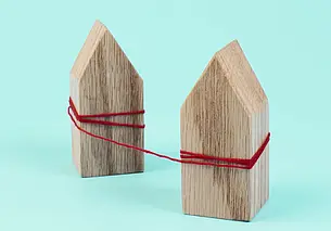 Как продать долю в квартире, если второй собственник выкупить ее не хочет? Знает нотариус