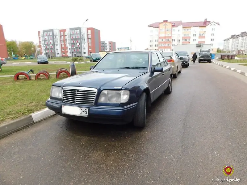 Осень 2024 г. Могилев. Мужчина из-за ссоры с супругой повредил тещин мерседес.