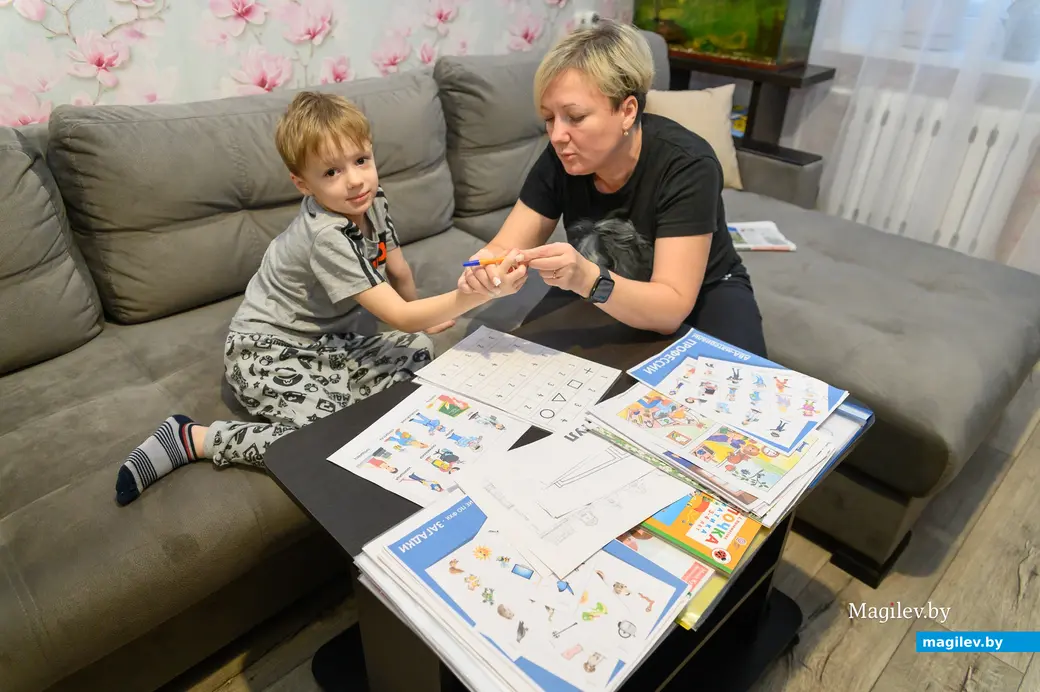 16.11.2024. Бобруйск. В гостях у Аллы Нипарко и Максима Ластовецкого. Мама занимается с младшим сыном Ромой.