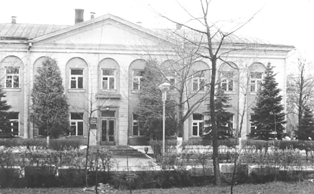 1980-е. Глуск. В этом здании в центре местечка до начала 1990-х находился райком компартии. Фото из