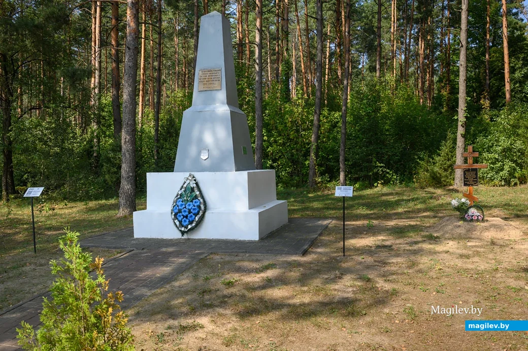 Август 2024 года. Глуск. Этот памятный обелиск был установлен на Мыслочанской горе в 1958 году.