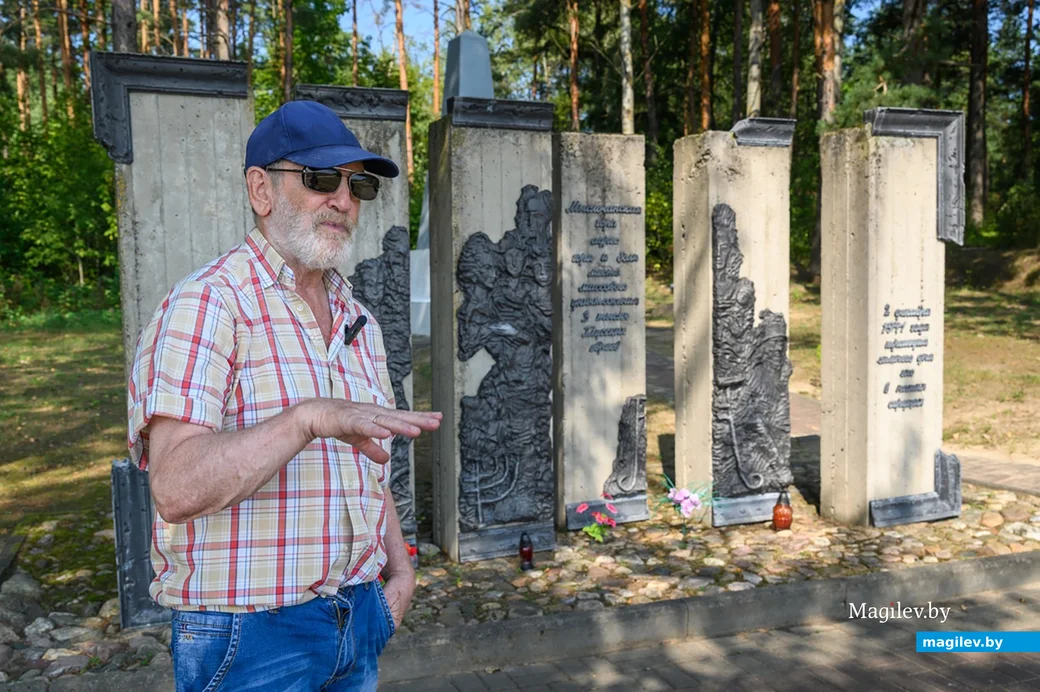 Август 2024 года. Глуск. Писатель Наум Сандомирский у памятника на Мыслочанской горе.