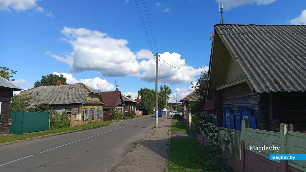 Август 2024 года. Глуск, улица Комсомольская. Дом Никифора Тупицы - справа. Фото автора.