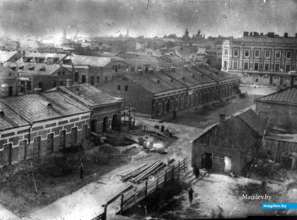 1900-е. Справа за рынком виднеется гостиница "Березина и Европейская".
