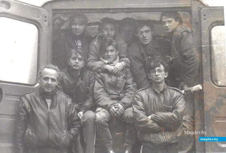 1989 год. Совместное фото с будущими «БИ-2» после концерта в медучилище. Шура и Лева в центре.