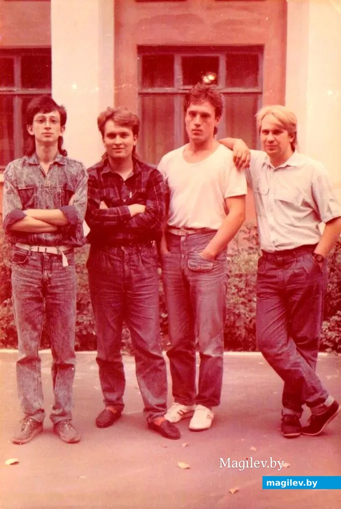 Конец 1980-х. Возле Дома офицеров у кафе «Березка»: Александр Рабкин, Игорь Кушнер, Юрий