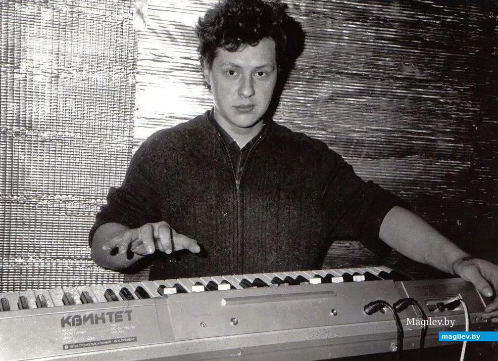Конец 1990-х. В кафе «Березка» Иван Шумилов за клавишными.