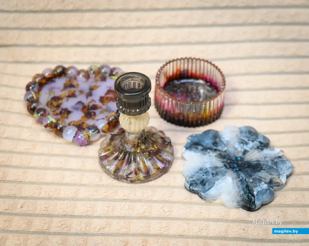 02.12.2024. Бобруйск. Изделия Татьяны Козловской из эпоксидной смолы. Фото: Александр ЧУГУЕВ.