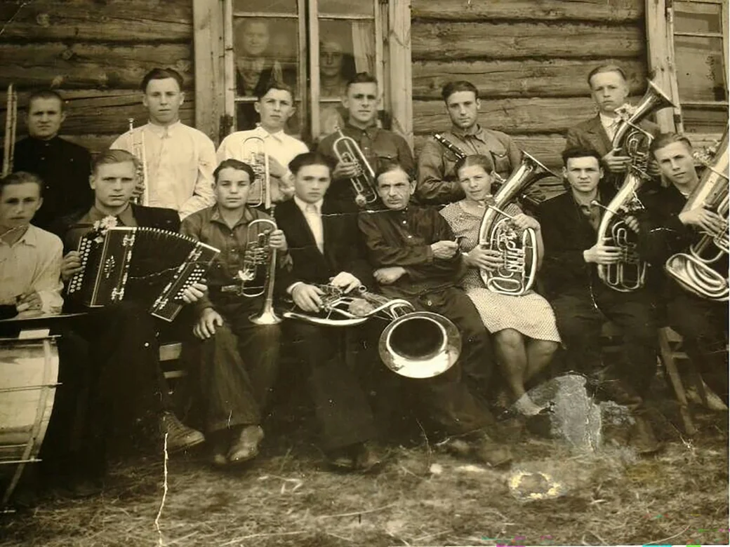 1050-е. Духовой оркестр Маркони (сидит в первом ряду третий слева). Фото из архива Игоря Кирина.