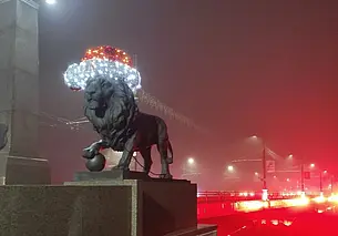 Шестиметровая змея на набережной Днепра и светящая фигура певицы перед ДК области