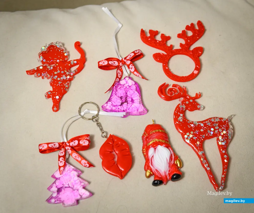 02.12.2024. Бобруйск. Изделия Татьяны Козловской из эпоксидной смолы. Фото: Александр ЧУГУЕВ.