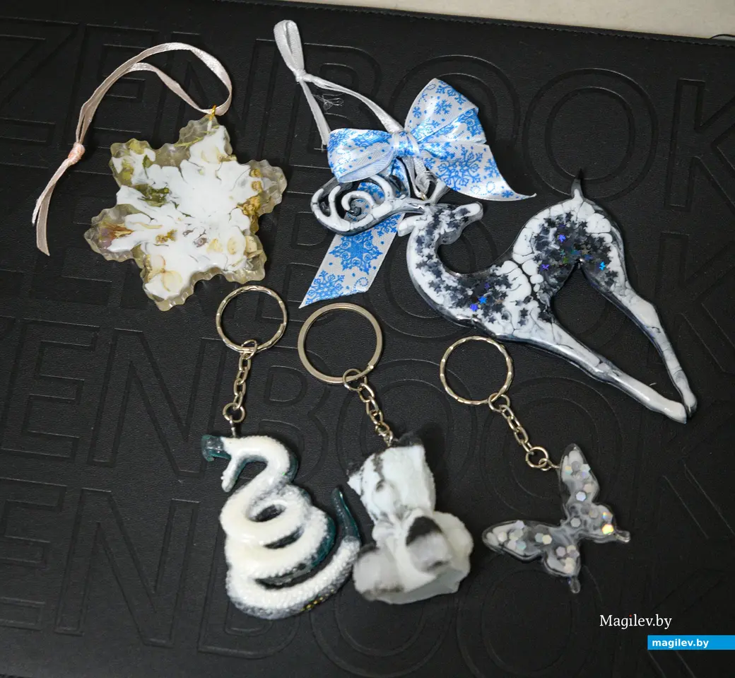 02.12.2024. Бобруйск. Изделия Татьяны Козловской из эпоксидной смолы. Фото: Александр ЧУГУЕВ.