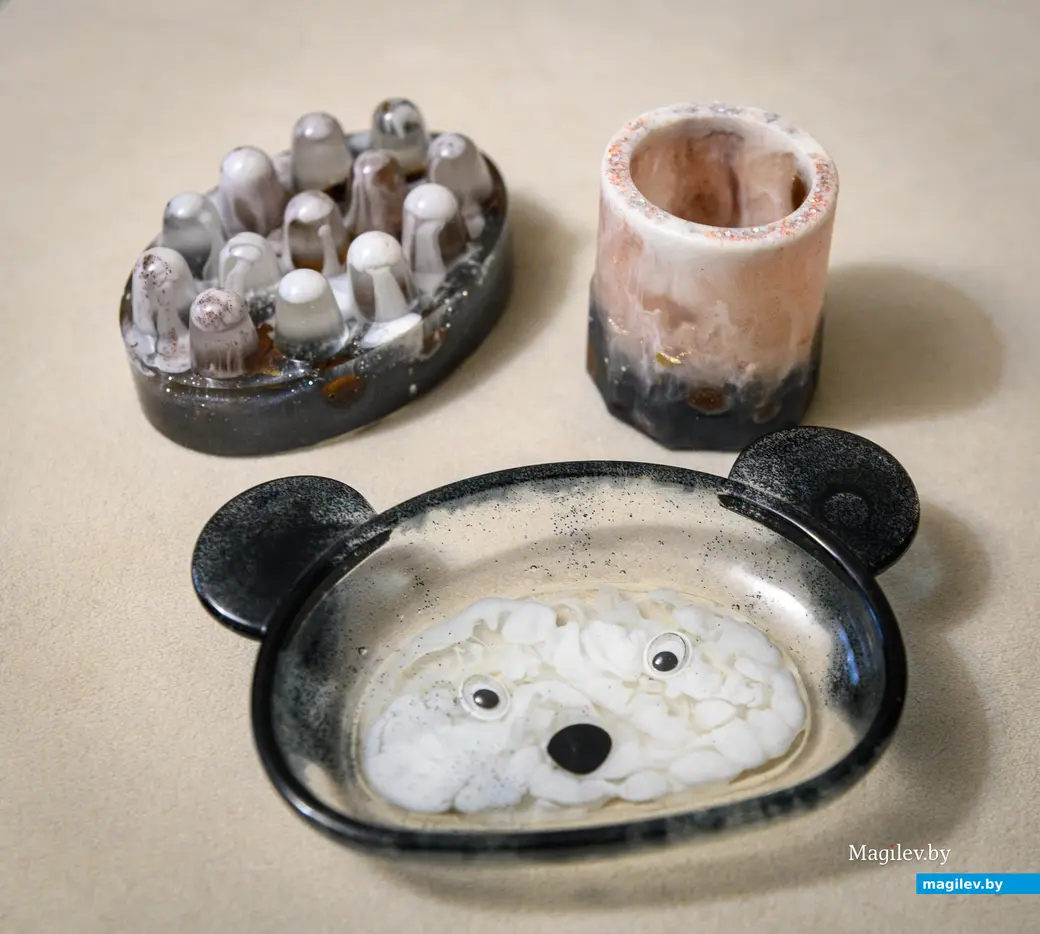 02.12.2024. Бобруйск. Изделия Татьяны Козловской из эпоксидной смолы. Фото: Александр ЧУГУЕВ.