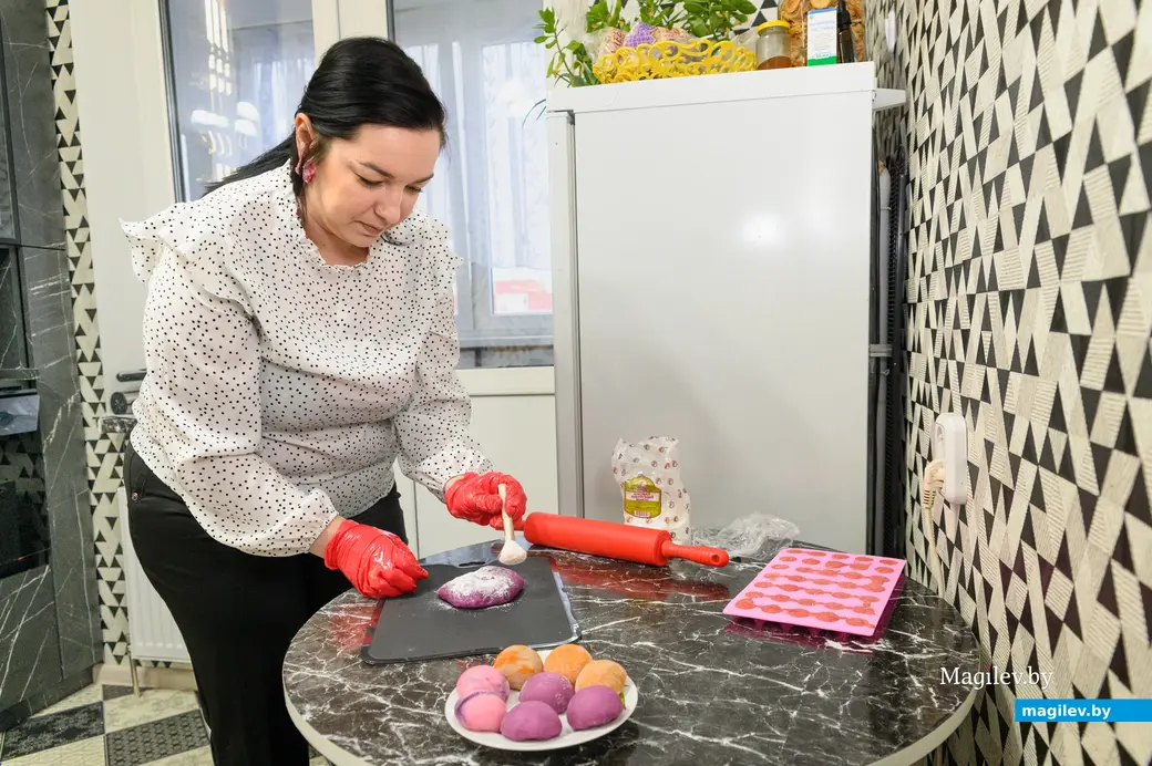 02.12.2024. Бобруйск. Татьяна Козловская делает моти. Фото: Александр ЧУГУЕВ.