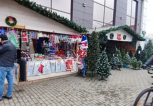 Елочные шары, кобры-копилки и скатерти с развеселым снеговиком