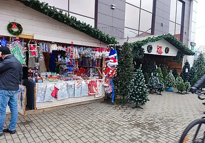 Елочные шары, кобры-копилки и скатерти с развеселым снеговиком