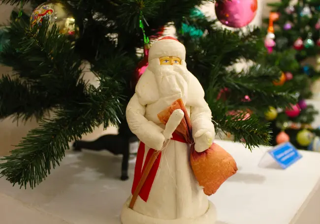 Шары и Деды Морозы: выставка елочных украшений в этнографическом музее Могилева