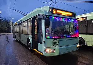Не хватает только Снегурочки: как мы прокатились по Могилеву на «новогоднем» троллейбусе №5