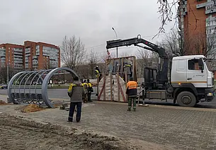 По улице Островского в Могилеве устанавливают новый остановочный павильон – с фото города