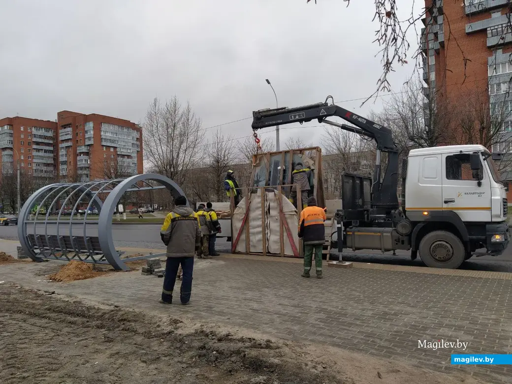 5 декабря 2024 года. Могилев. Улица Островского. Остановка общественного транспорта.
