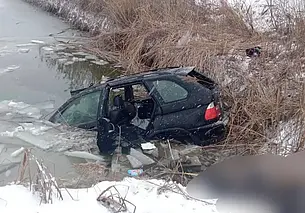 В Могилевской области легковой автомобиль съехал в водоем
