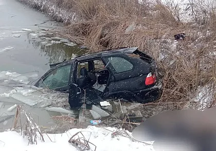 В Могилевской области легковой автомобиль съехал в водоем