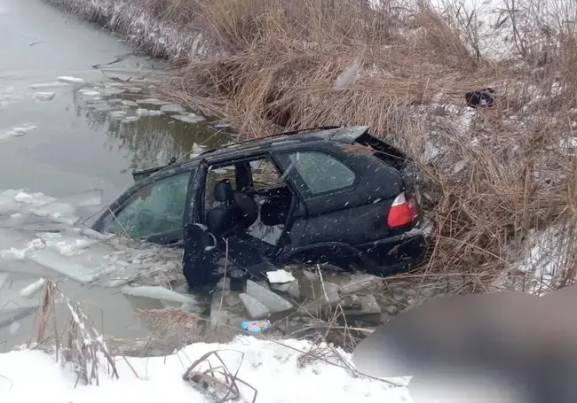 В Могилевской области легковой автомобиль съехал в водоем. Погибла пожилая женщина-пассажирка