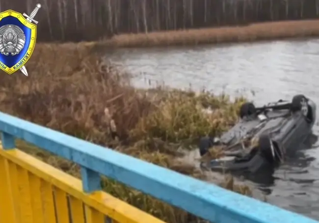 На Гродненщине автомобиль перевернулся и скатился в озеро. Водитель погиб