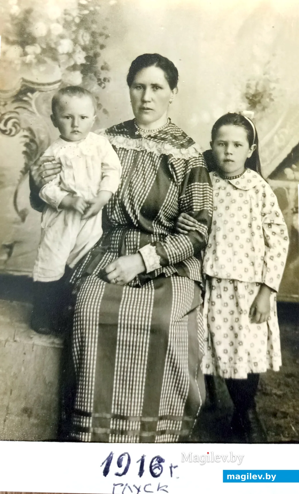 1916 год. Глуск. Маленькі Сяргей Грахоўскі с маці. Гэты здымак - адзін з экспанатаў школьнага