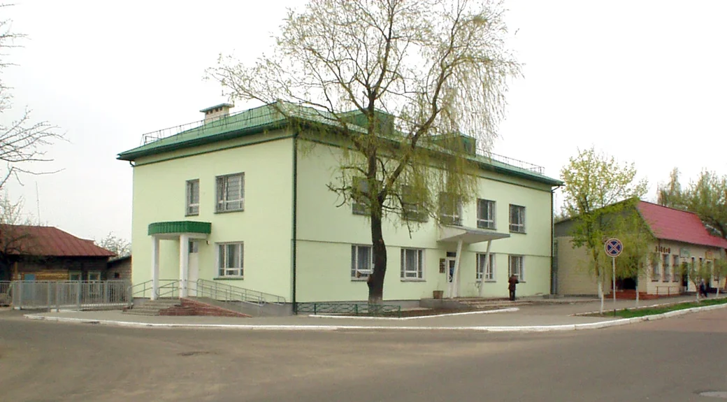 2004 год. Глуск. Перекресток улиц Луначарского и Кирова. Напротив - дом № 19, на углу которого и