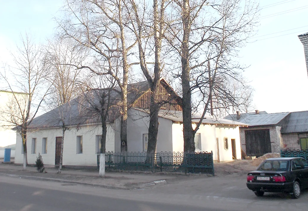 2004 год. Глуск. Слева - перекресток улиц Луначарского и Кирова.