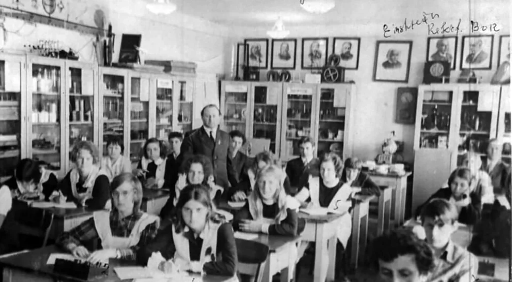 1970-е. На одном из уроков физики в СШ № 2 Глуска. Учитель Борис Гельфер и его ученики. Фото из
