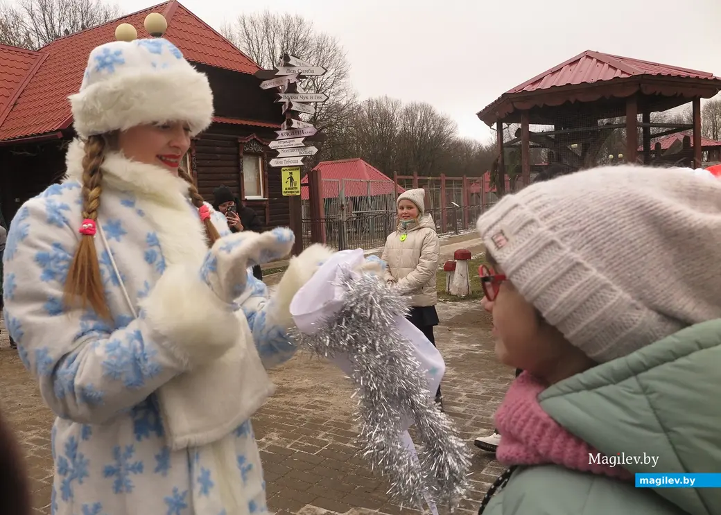 Декабрь 2024 г. Могилевский район, Буйничи, зоосад. Снегурочка раздает волшебство.