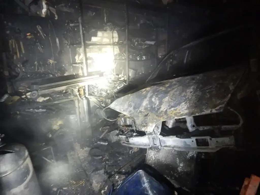 1-.12.2024г. В Могилевеот очевидцев поступило сообщение о пожаре гаража на переулке 4-м Южном. Фото МЧС