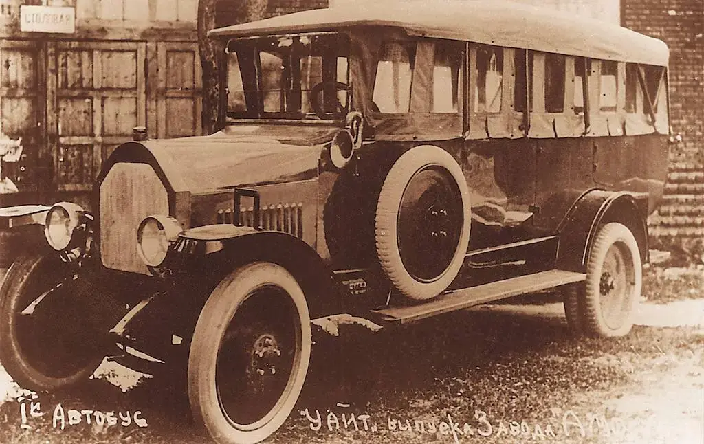 Первая половина XX в. Такие автобусы сейчас можно увидеть только в кино!