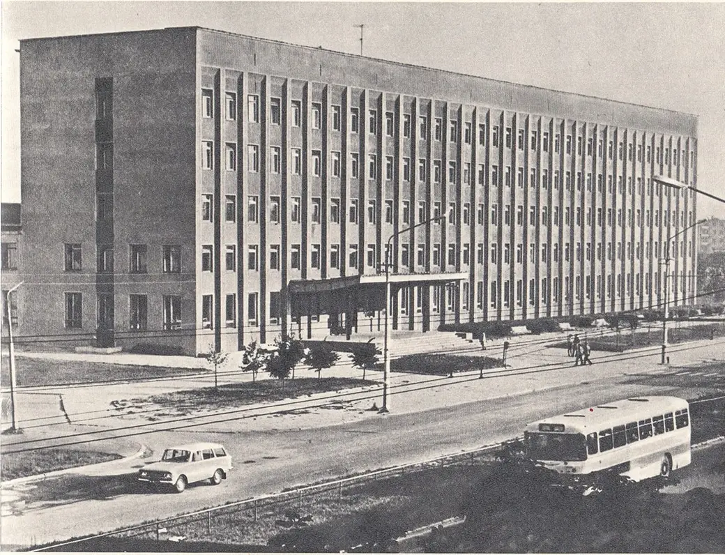 Вторая половина XX в. Могилев. Узнаете здание рядом с проезжей частью?