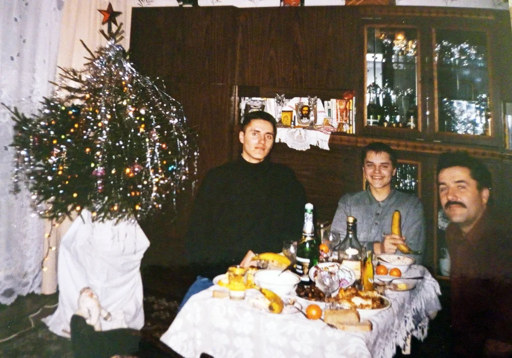 2004 год. Василий Корбут с сыновьями Андреем (слева) и Александром.