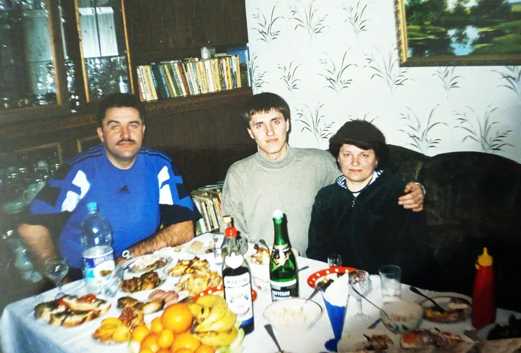2002 год. Семья Корбут: Василий, Лариса, старший сын Андрей (младший Александр за кадром).