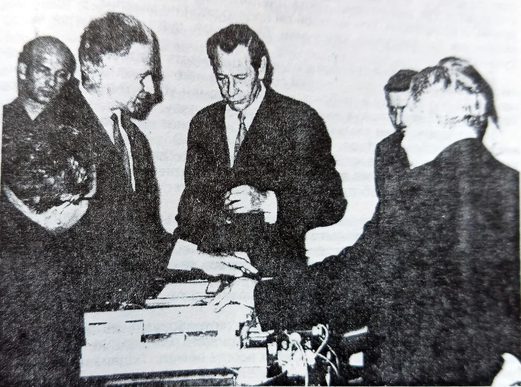 1970-е. Ян Аронович Райхман знакомит первого Секретаря ЦК КПБ Петра Машерова с принципами